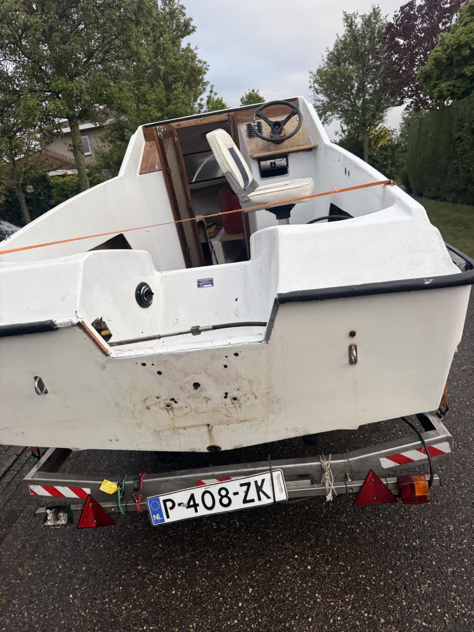 Kajuitboot met stoel en nieuwe vlonder incl stuur inrichting