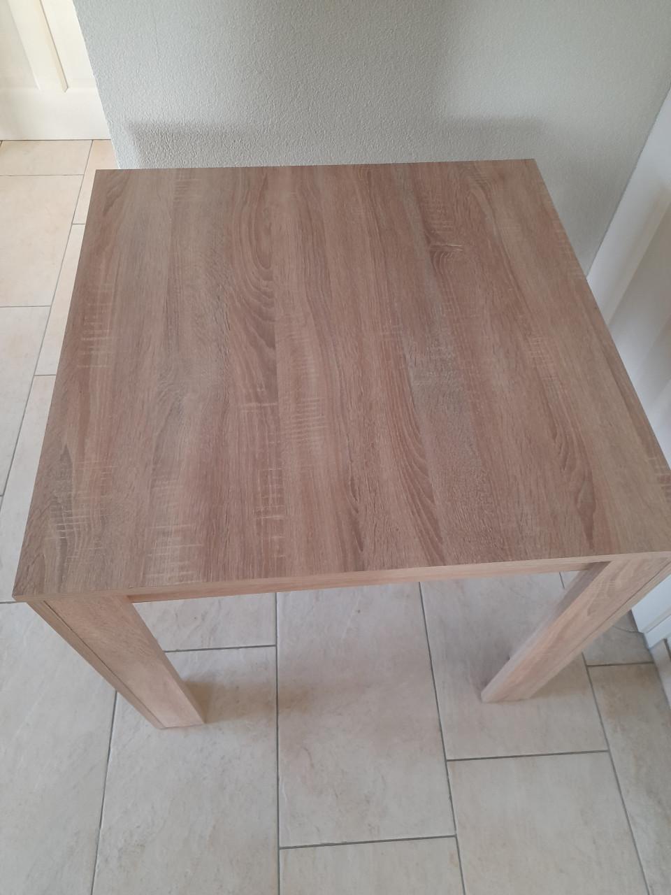 Nette tafel 80 x 80  x 75 H (z.g.a.n.)