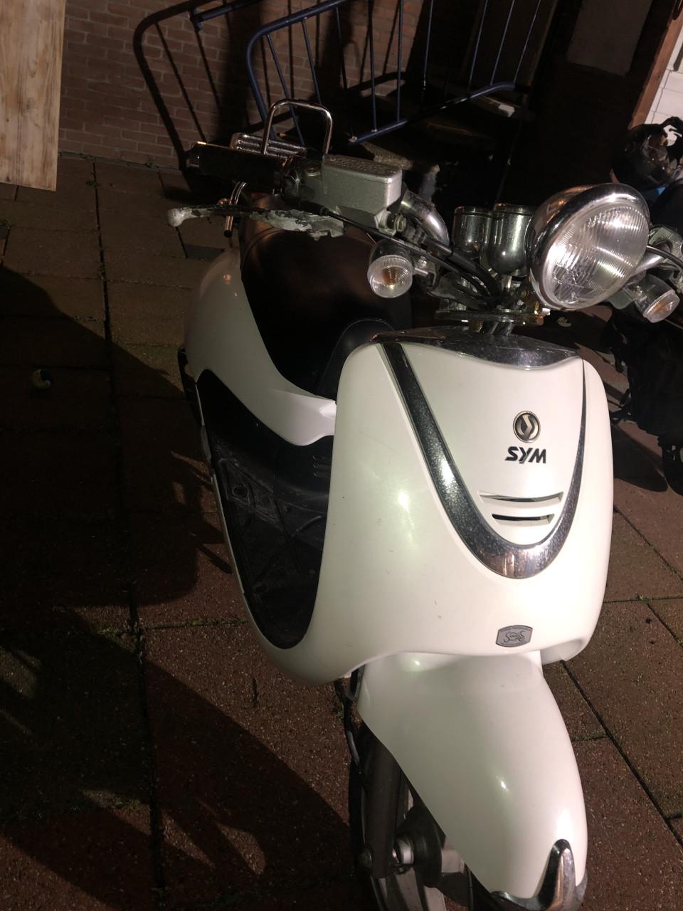 Sym allo wit (blauw kenteken snor)