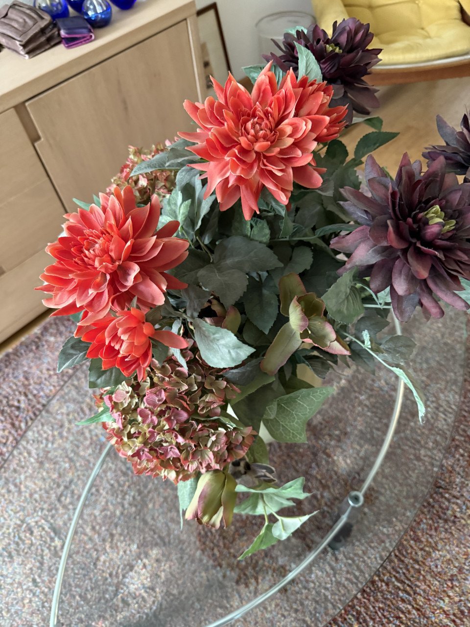 Grote vaas met diverse kunstbloemen