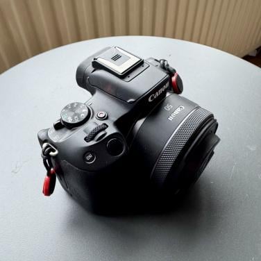 Canon EOS R50 + 2 lenzen + Peak Design camerariem