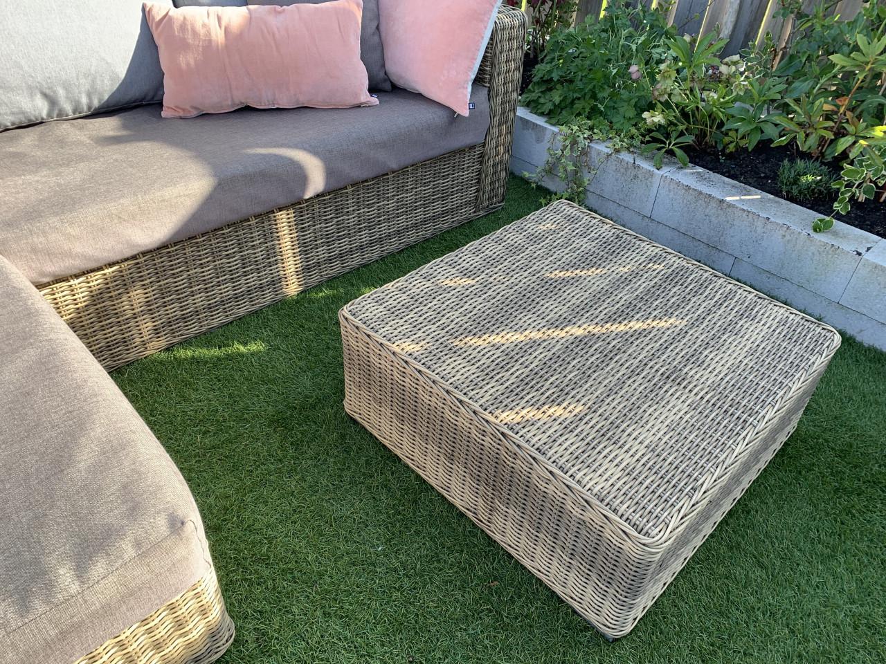 Rieten loungeset, met kussens en tafel.