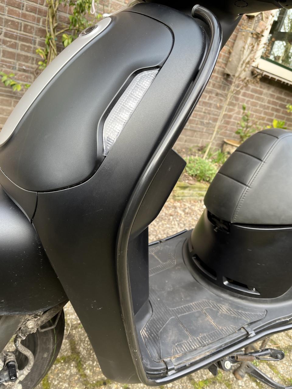 Scooter Kymco 4 takt (geel kenteken) Bijna nieuw. Veel opties.