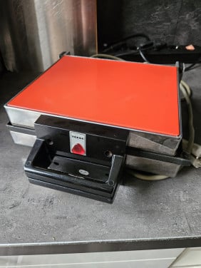 Mooie jaren 70 Tefal Retro Contactgrill in de kleur rood/oranje...