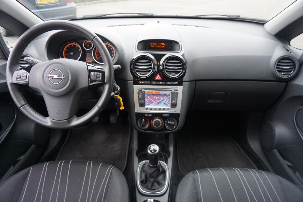 Opel Corsa 1.4-16v airco / navi / cruise / stoelverw. / parkeers. / elektr.
