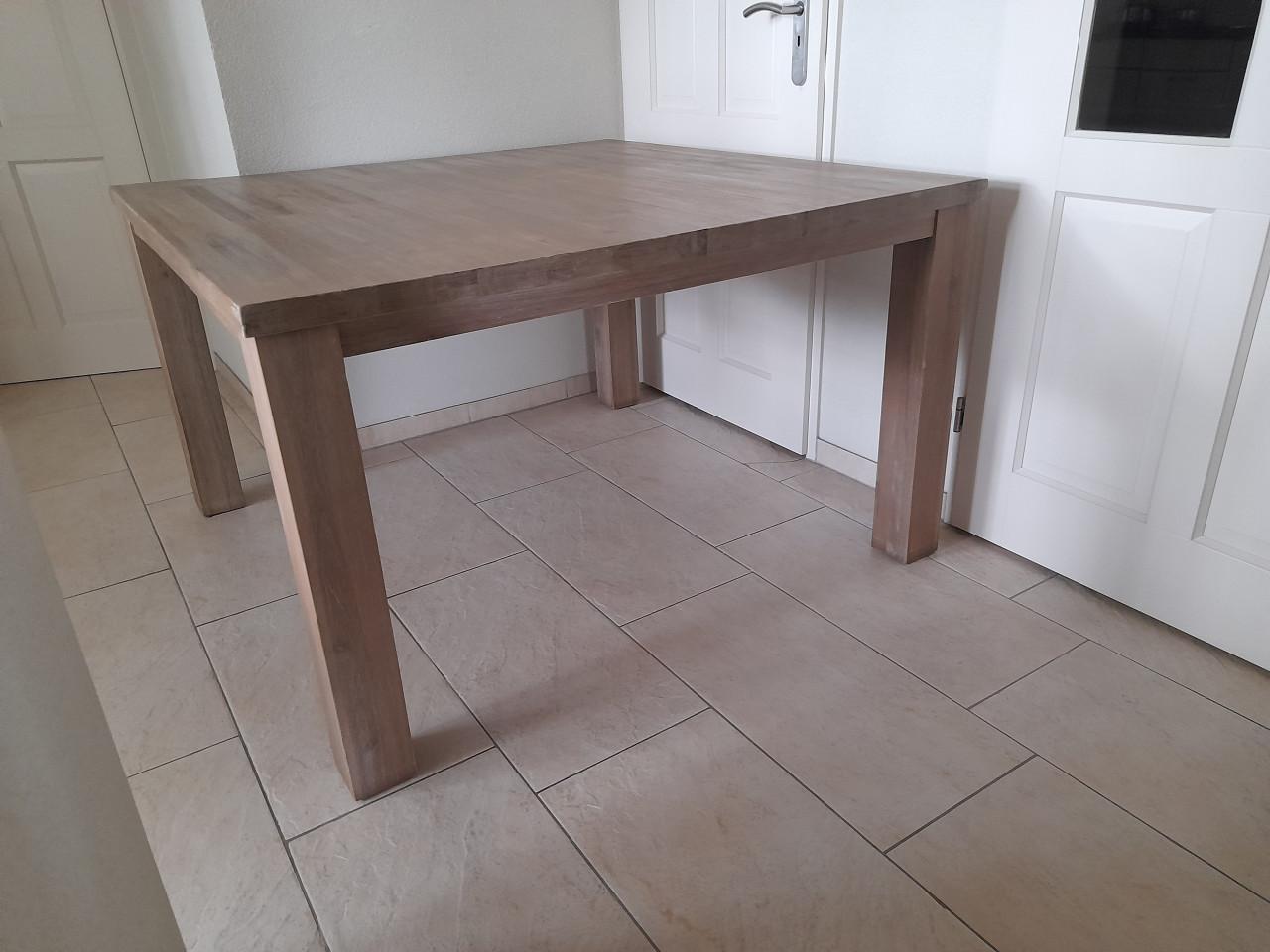 Prachtige Massief houten  tafel 130 x 130 x 71,5 H (in goede nette staat )