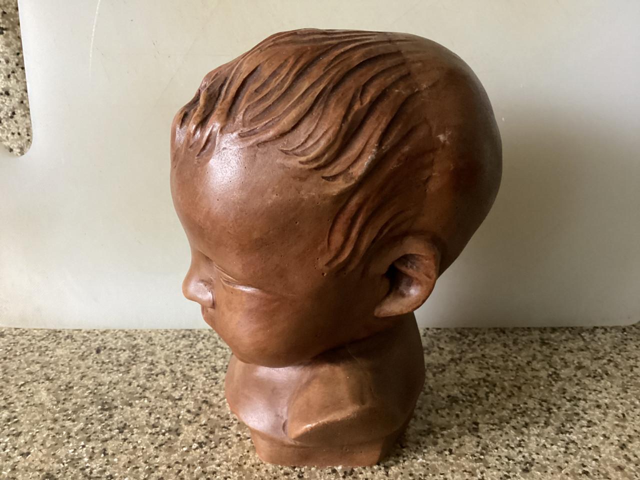 Massief kinderkopje. Kleur: bruin.