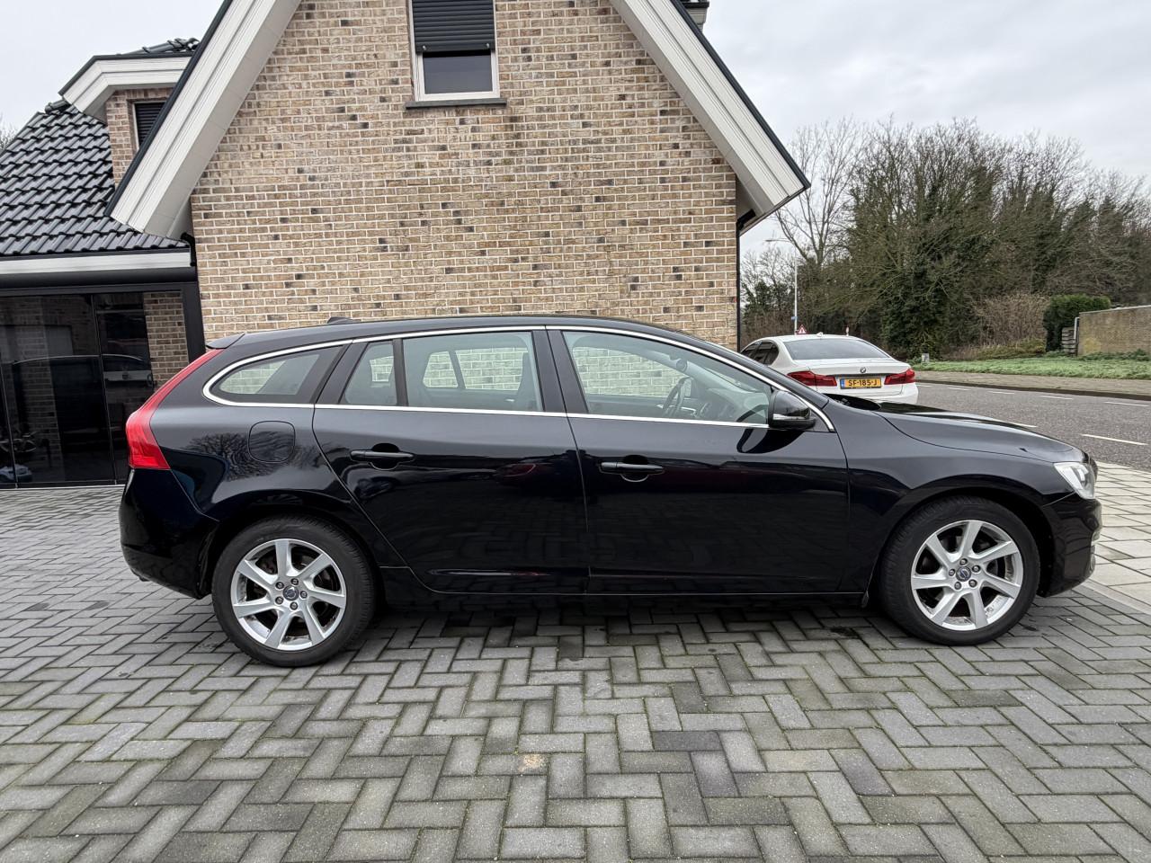 VOLVO V60 1.6 T3 MOMENTUM 2014 AUTOMAAT NAVI PDC AIRCO CT