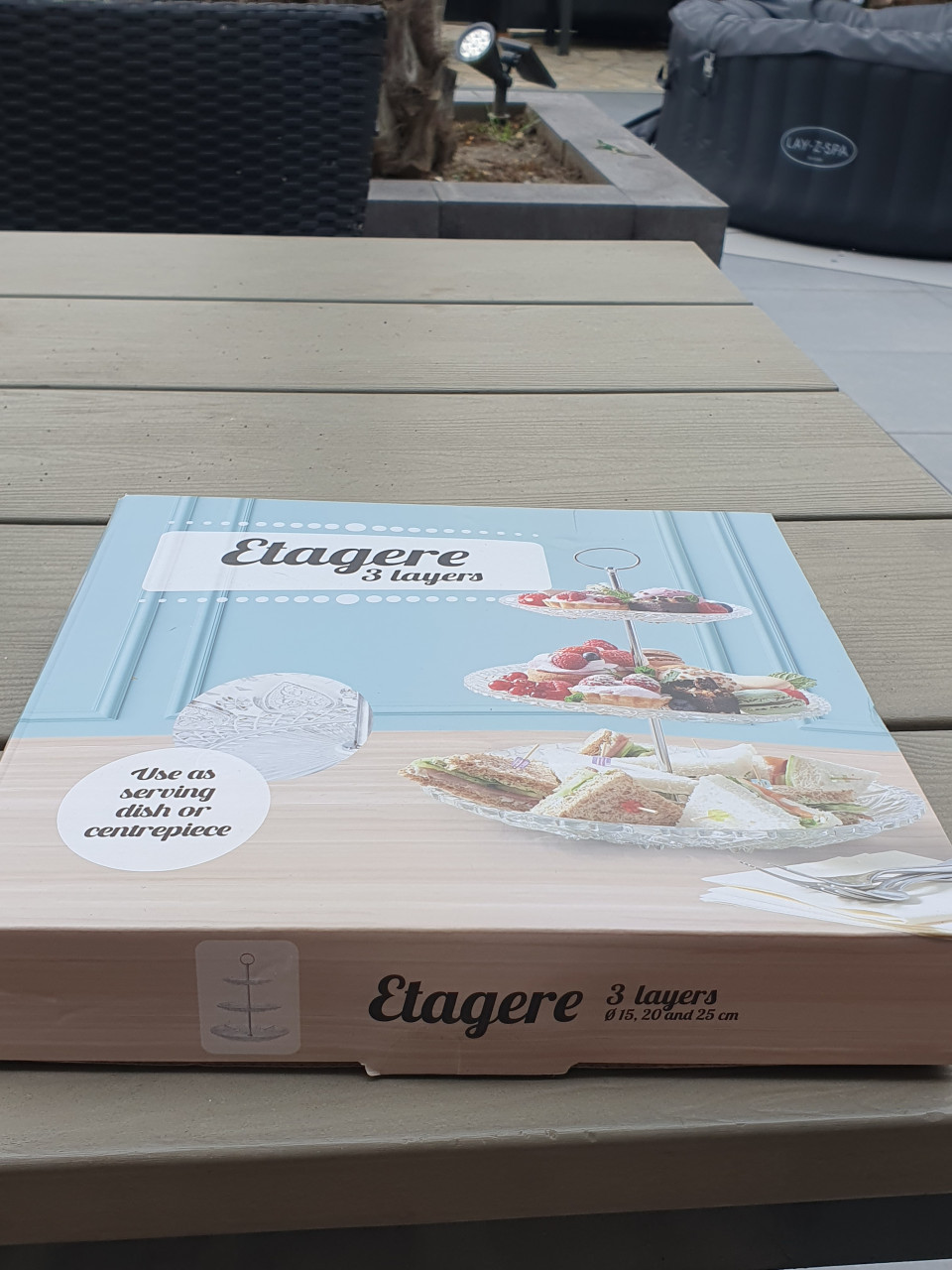 Prachtige nog nieuwe 3 delige glazen Etagere, nieuw in de doos...