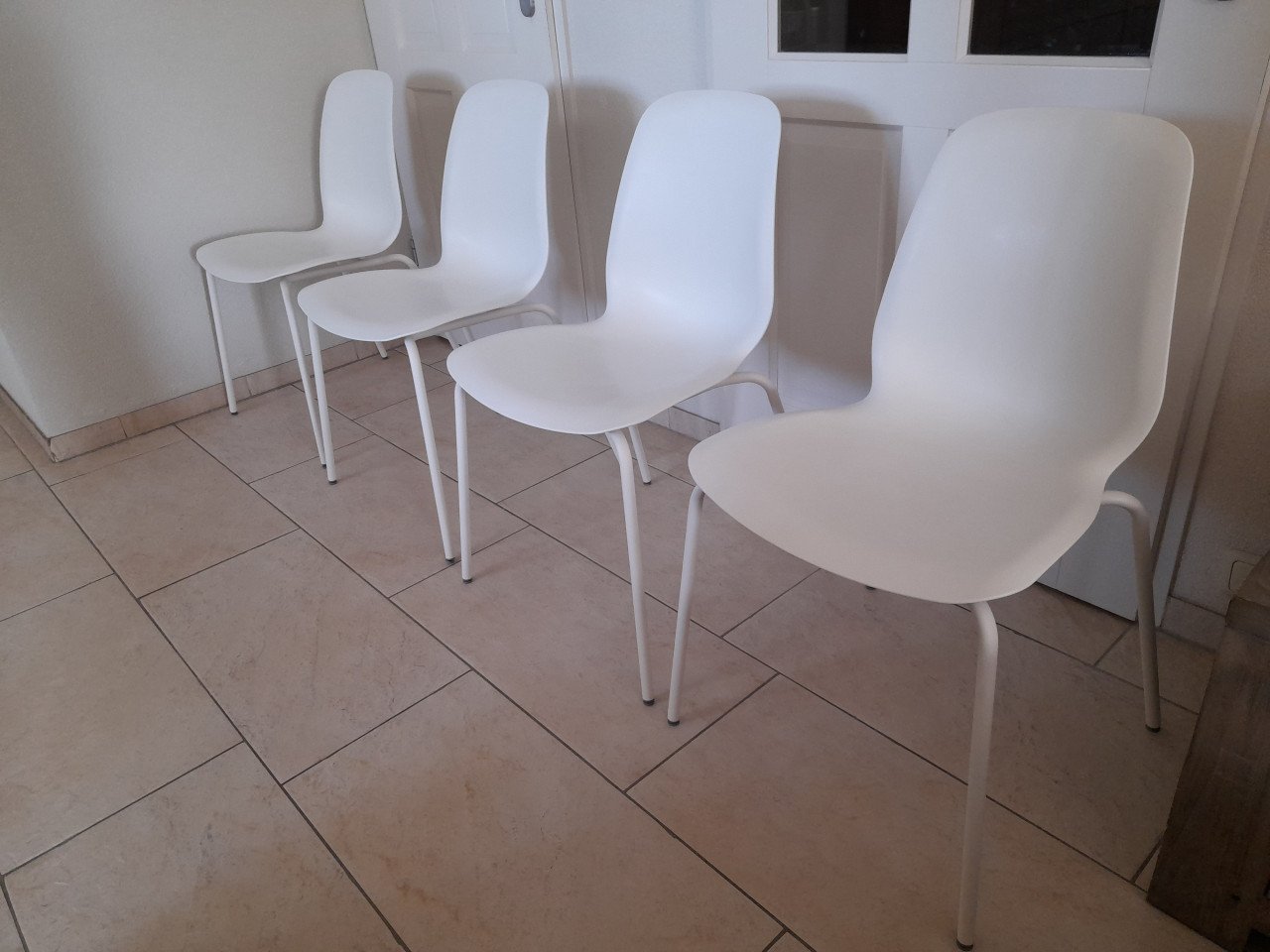4 nette stoelen (in goede staat )