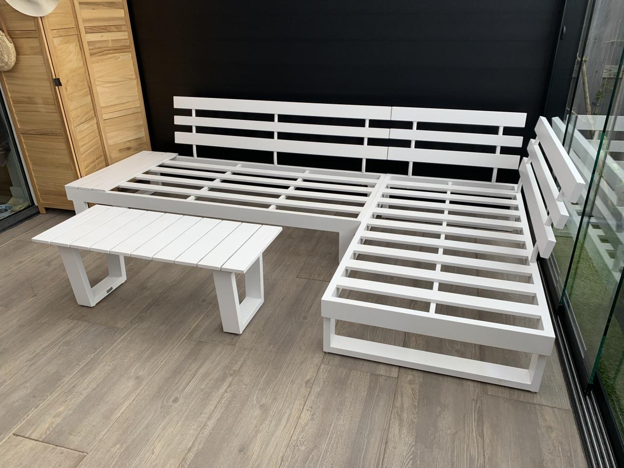 Alminium loungset met kussens en tafel merk SENSE.
