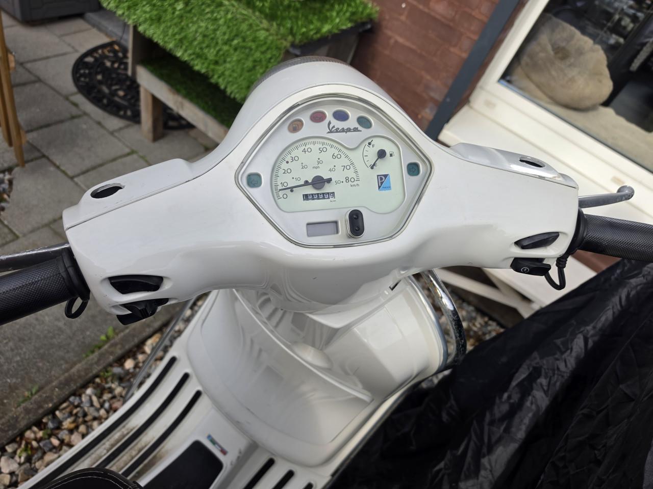 Vespa LX50 blauw kenteken