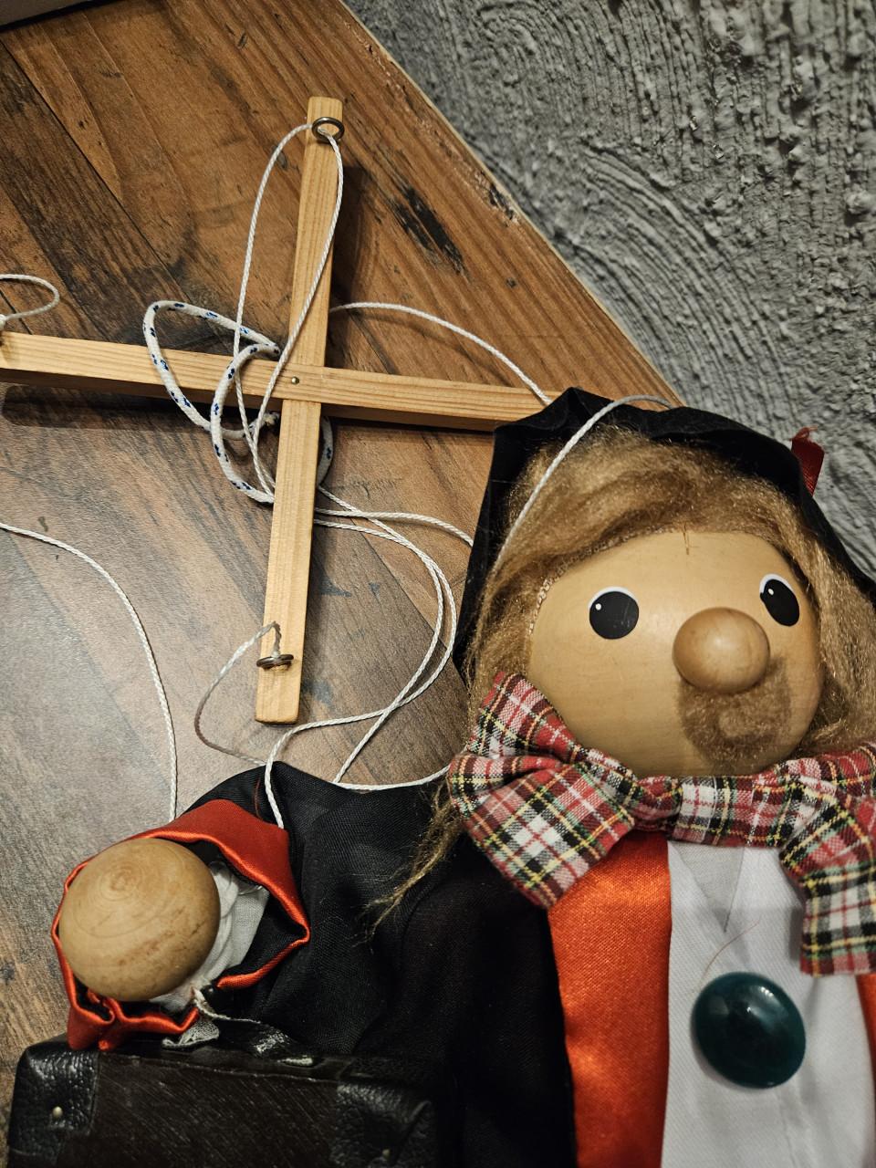 Leuke antieke houten marionet pop met koffer en hoed