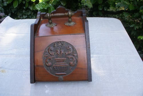 Houten kolenbak met schep