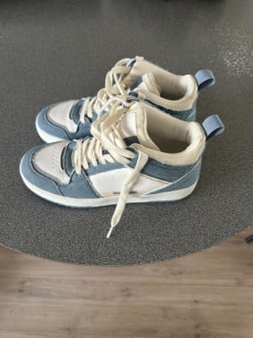 Blauw met witte hoge schoenen