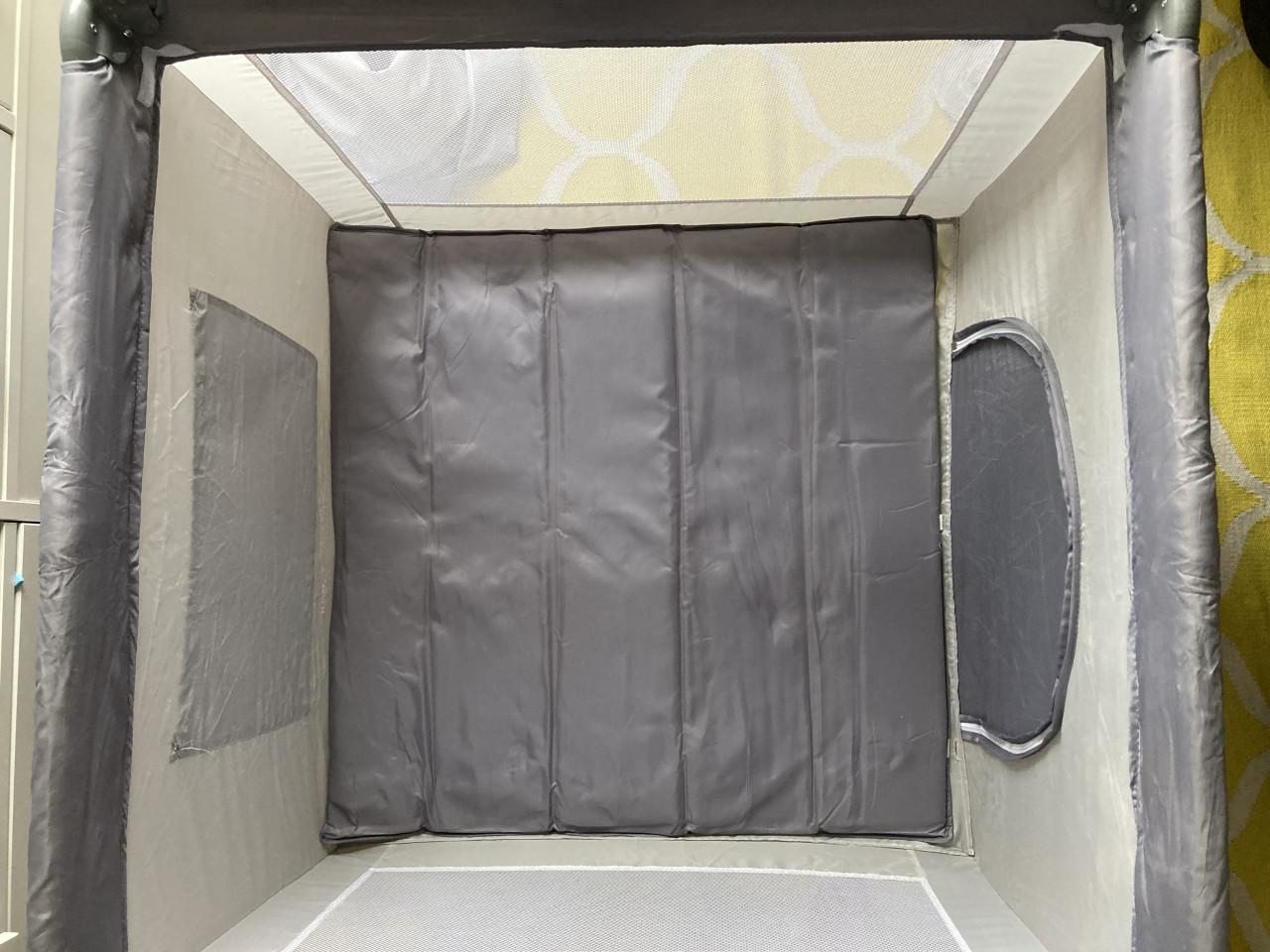 In perfecte staat: inklapbare box om te laten spelen of slapen!