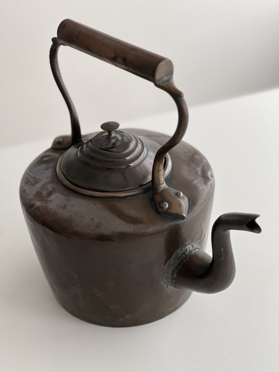 Antieke koperen waterketel