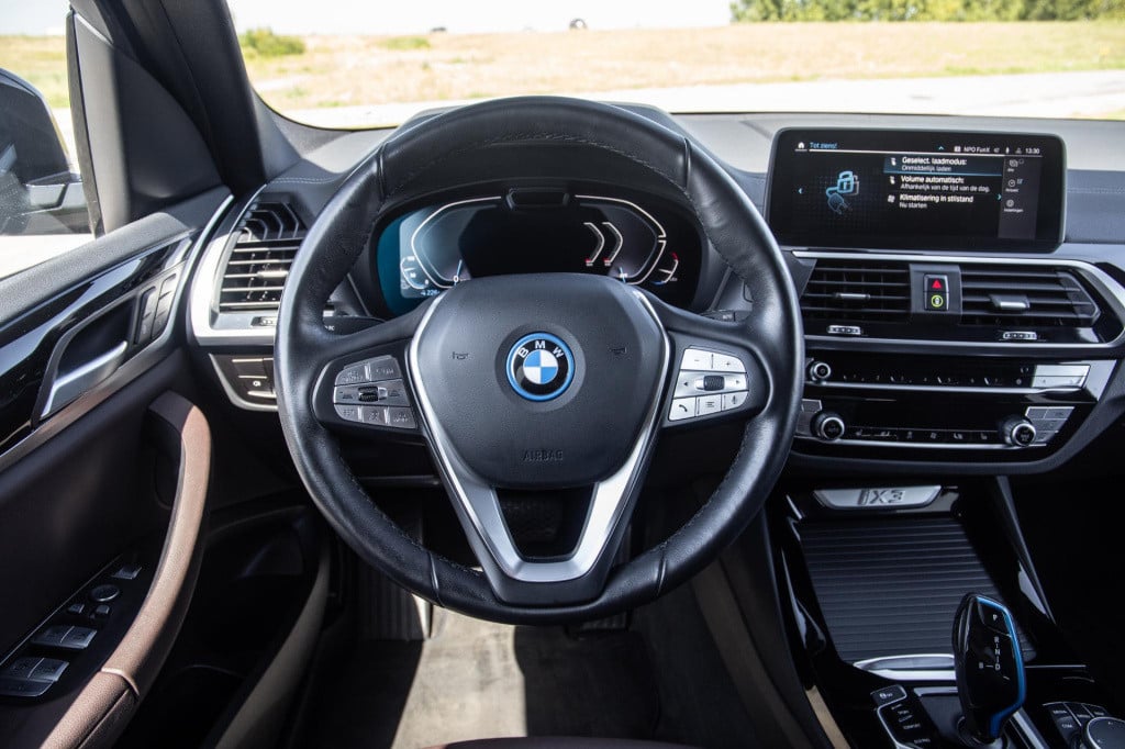 BMW Ix3 high executive 80 kwh panoramadak / carplay / bruin leer / navi