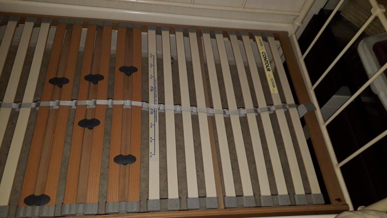 Gratis 1 persoons bed met lattenbodem