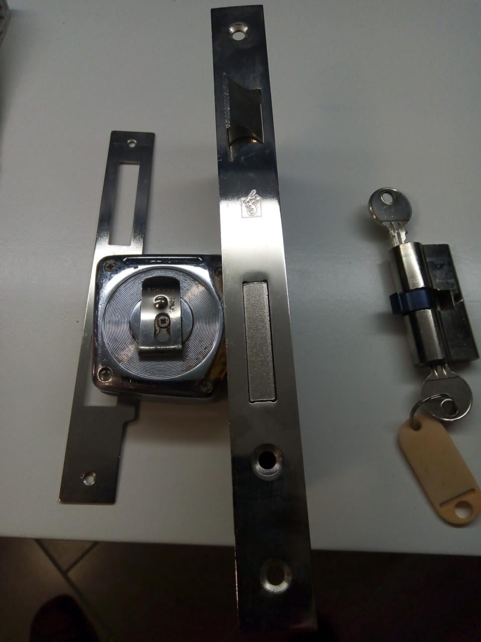 Te koop deur en cilinderslot met sleutels €25,-