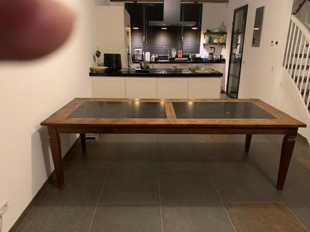 Ambachtelijk gemaakte tafel