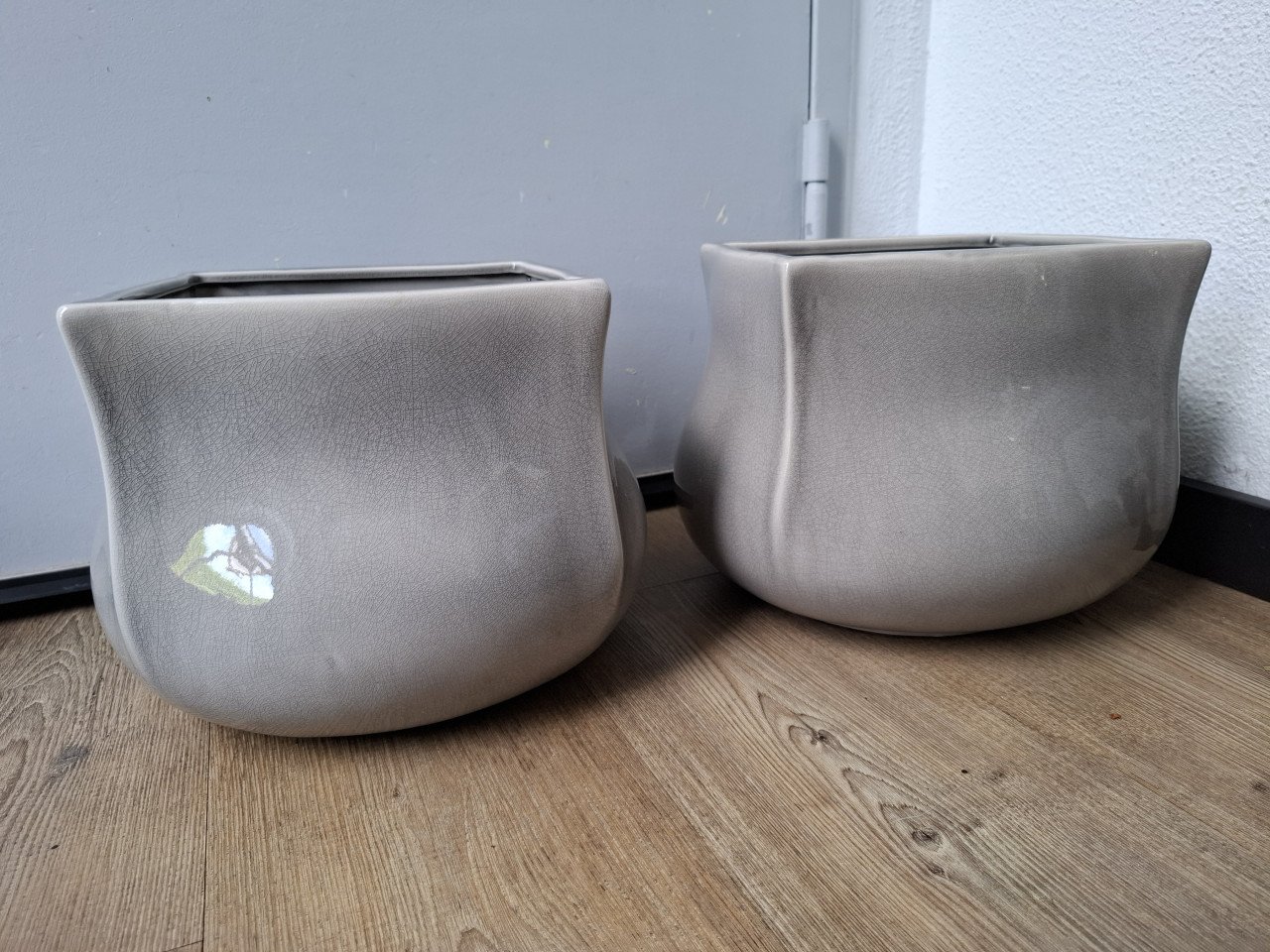 Twee grijze bloempotten