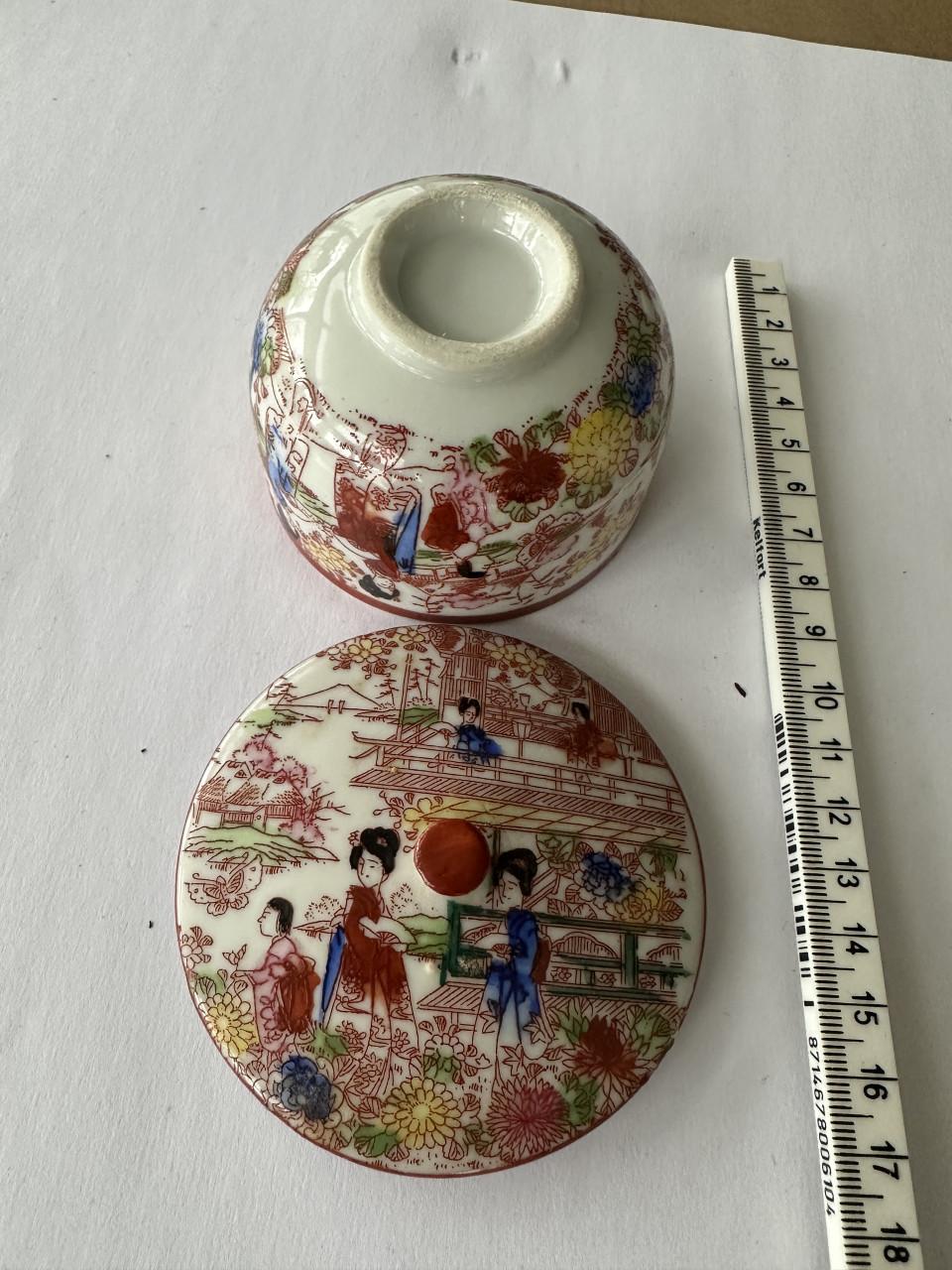 Diverse antieke borden en beeldjes