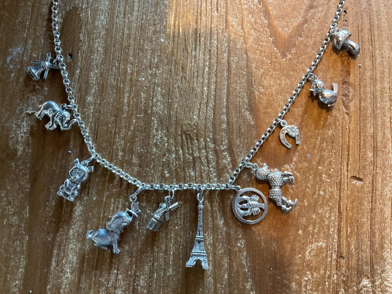 Zilveren bedelketting met 11 bedels o.a. de Eifeltoren