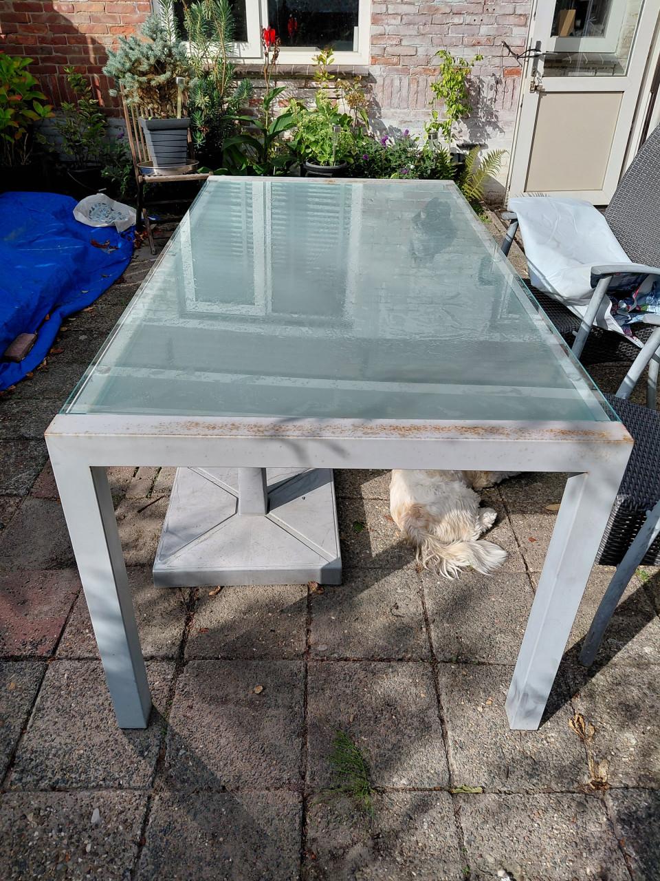 4 tuinstoelen en tuintafel