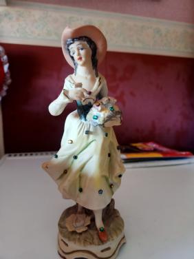 Vintage porseleinen beeldje elegante dame met bloemenmand