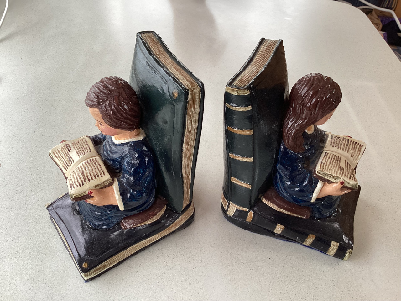 2 hele leuke zware boekensteunen.