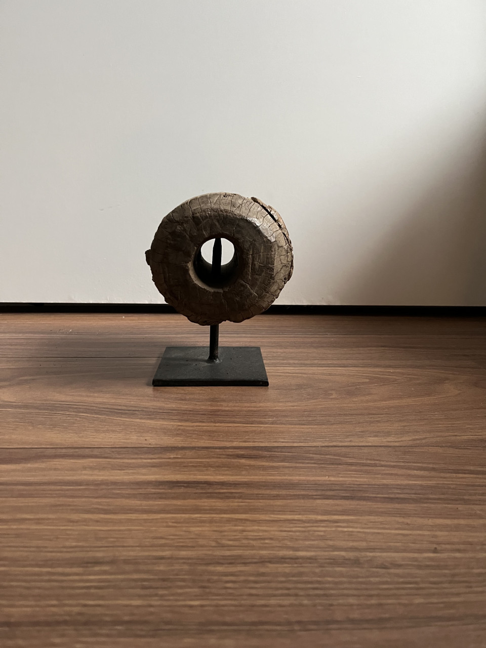 Klein ornament op standaard