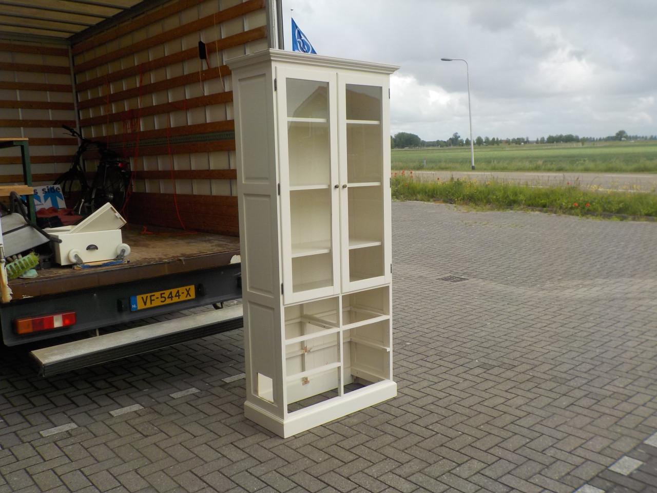 Mooie kwaliteit hoge massieve vitrine kast met een verhaal