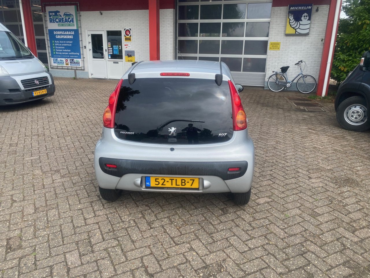 Peugeot 107 Black en Silver 1.0, 3mnd gar., jaar APK, beurt, carplay radio!