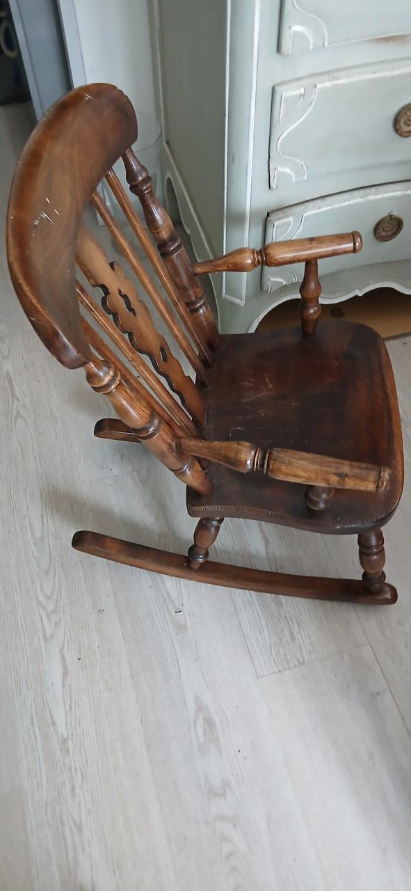 Oude kinderschommelstoel