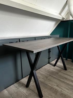 Bureau met stalen onderstel met x poten