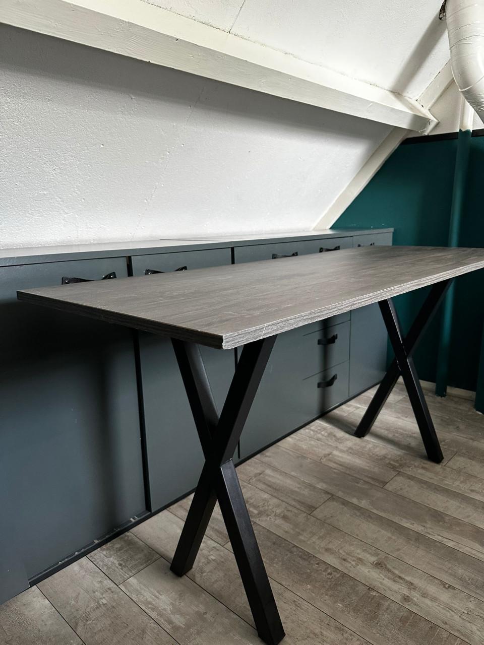 Bureau met stalen onderstel met x poten