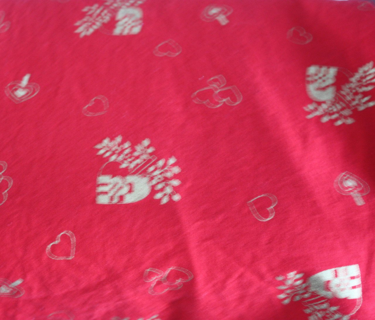 Rood tafelkleed met goudkleurig werkje