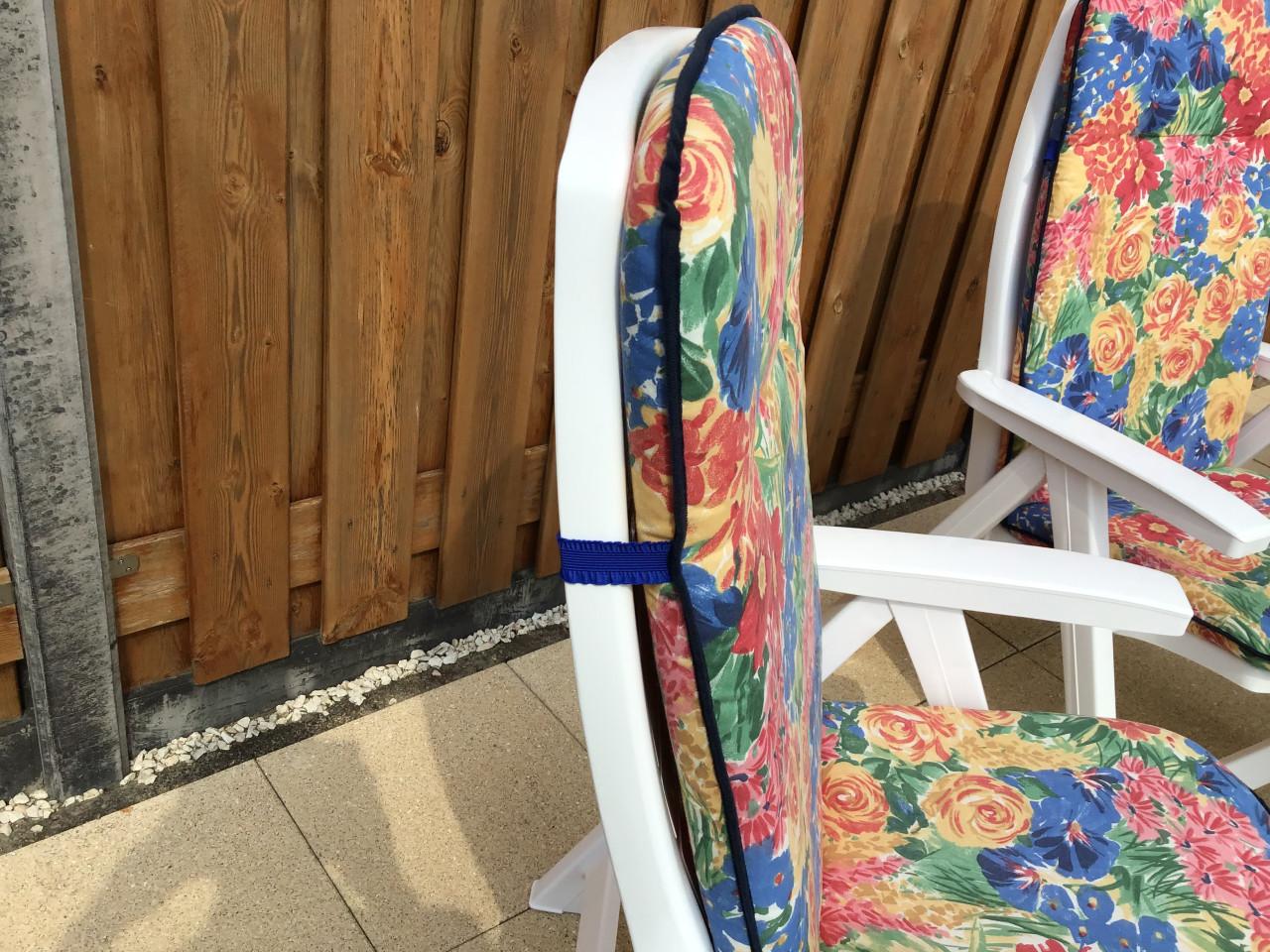 4 Kunststof tuinstoelen met kussens + tafeltje