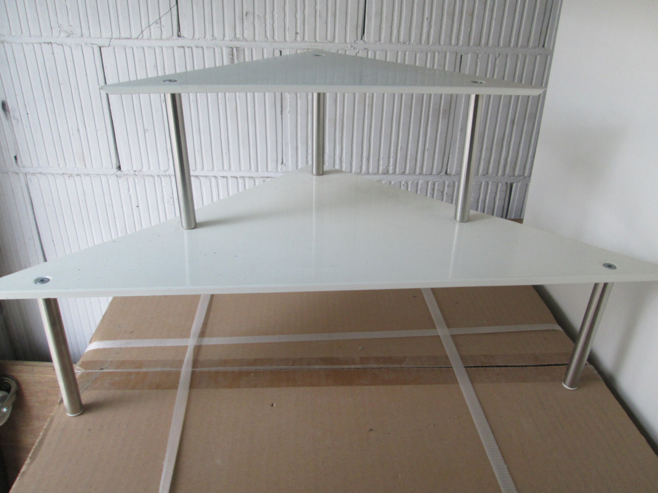 2 metalen hoek etagere's