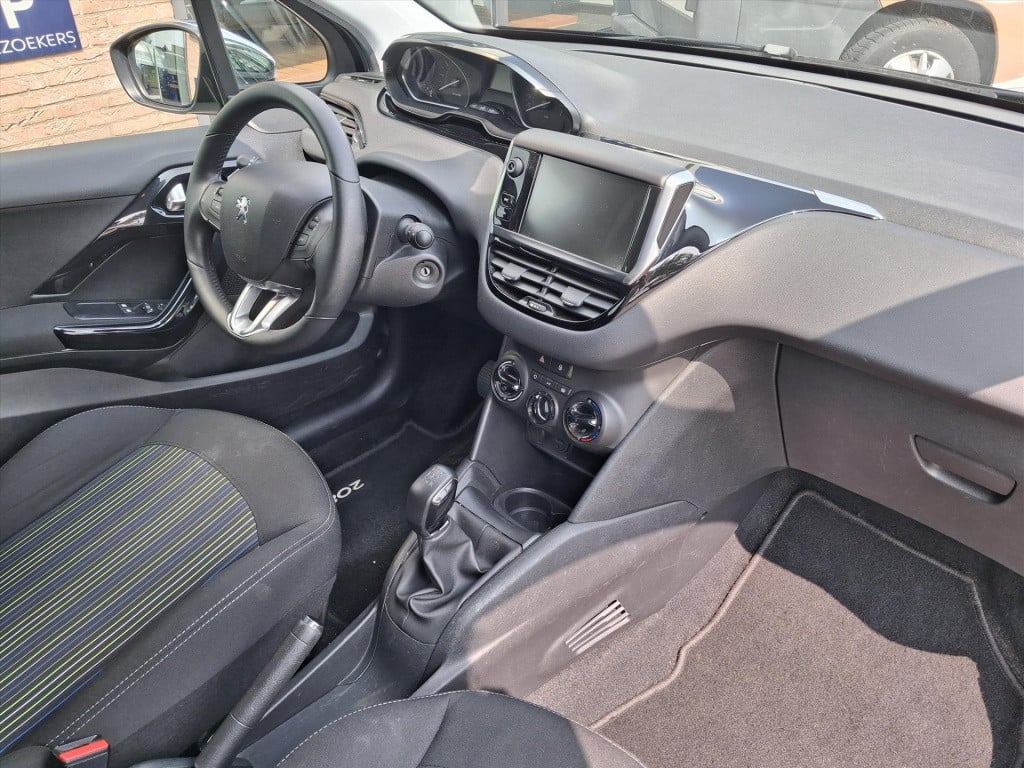 Peugeot 208 urban soul 1.2 pt-82pk 5d trekhaak | navigatie | airco | cruise