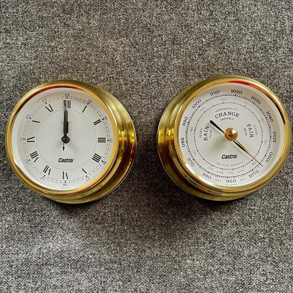 Koperen klok en barometer voor op een plezierboot