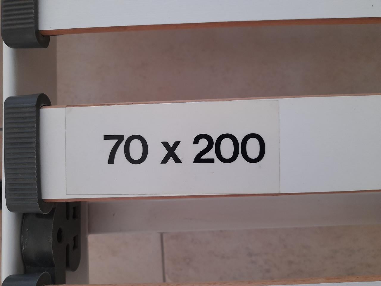 2 x lattenbodem  70 x 200 op pootjes! ( in goede staat )