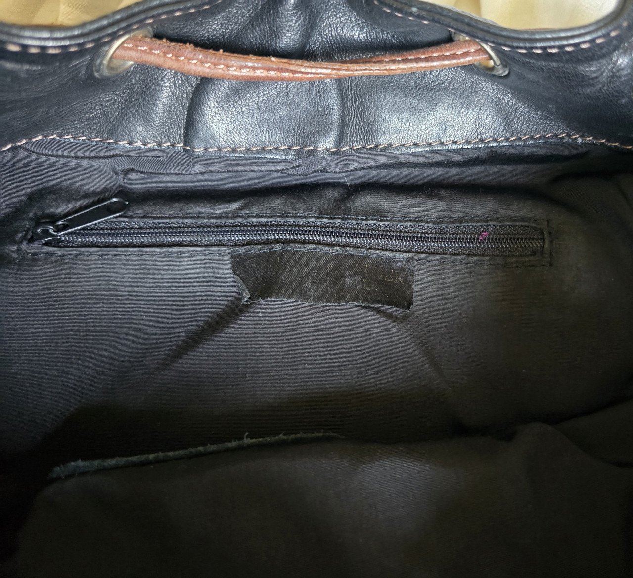 Zwarte leren rugzak met bruine accenten