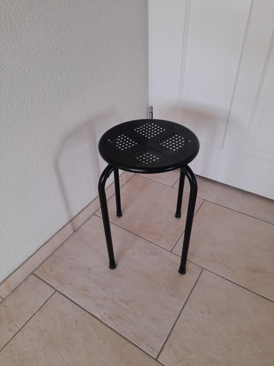 Zwarte kruk  ( in goede nette staat)  29 door snede en 45 hoog