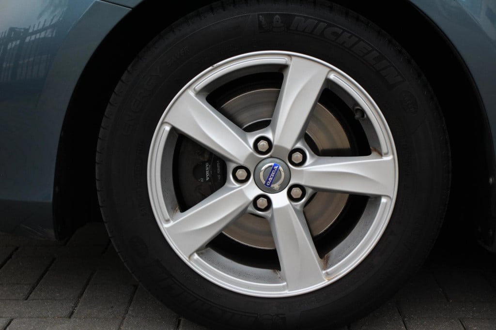 Volvo V40 1.6 t3 momentum -xenon - trekhaak - navi - achteruitrij camera - 