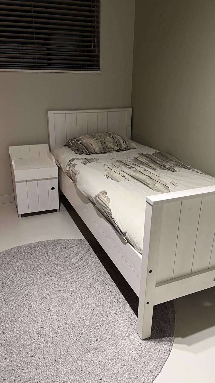 Ledikant / bed met nachtkastje Bopita