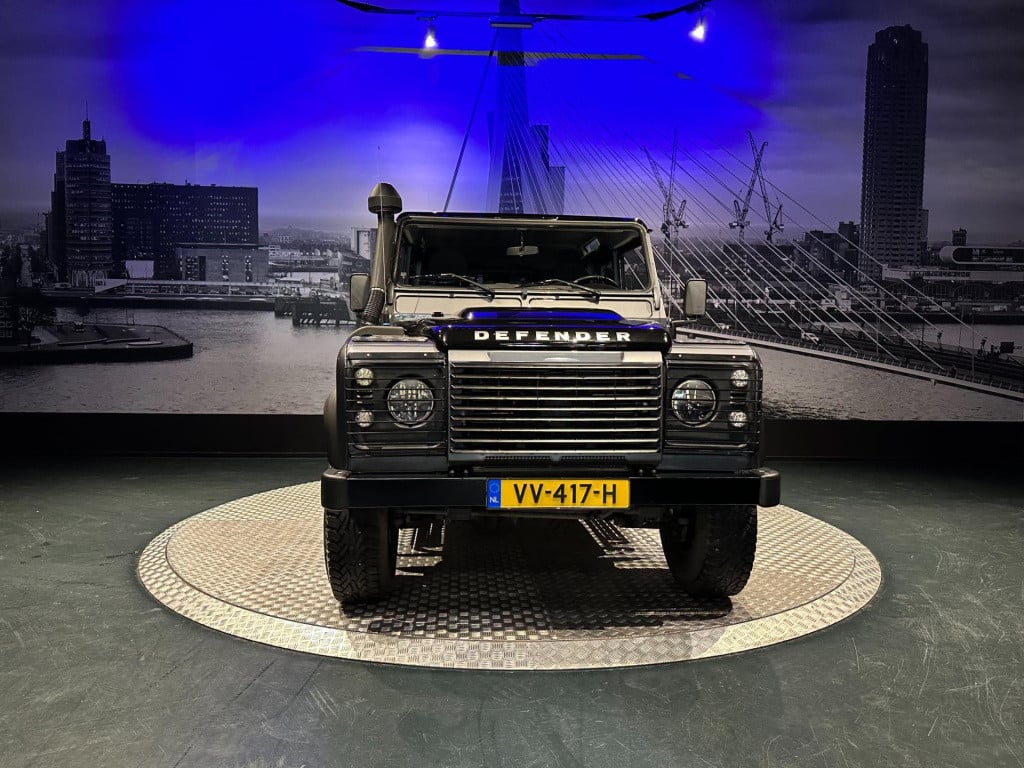 Land Rover Defender 2.4 td 110" x-tech dc *grijs kenteken 7 persoons*