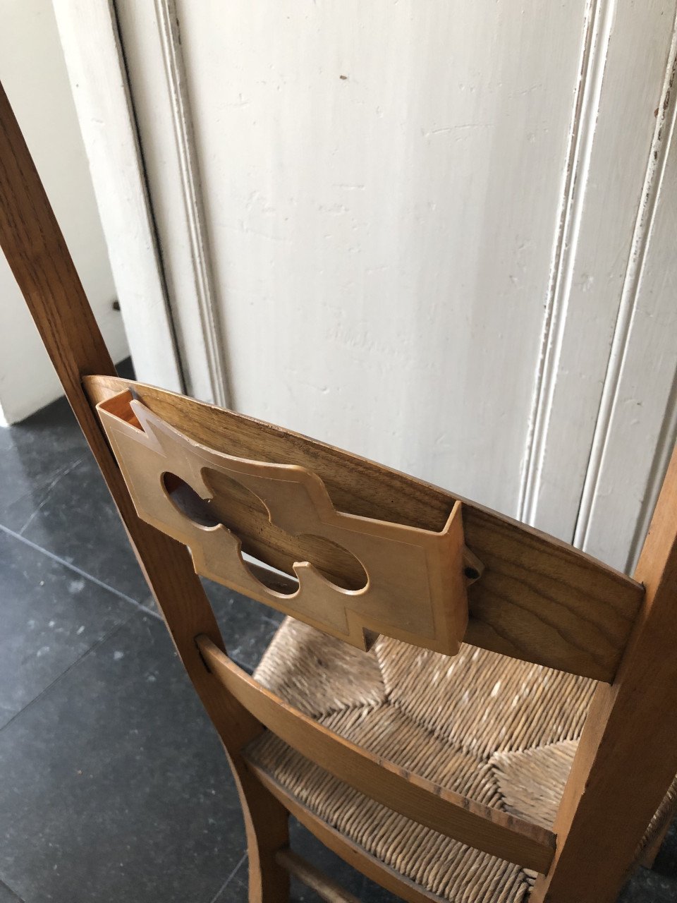 Lief oud brocante kerk/bidstoeltje met biezen zitting en liedboek houder