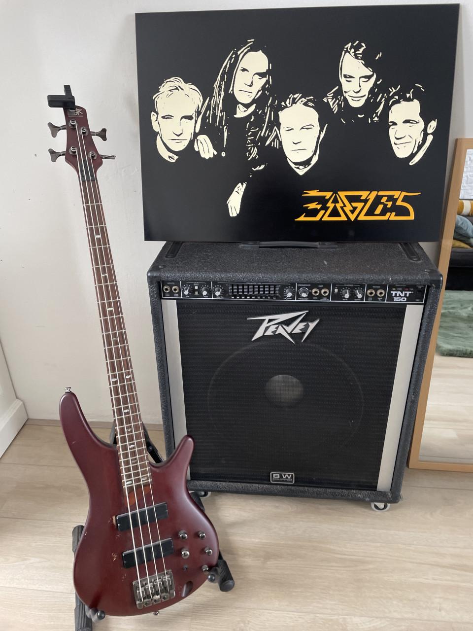 Ibanez basgitaar met peavey versterker